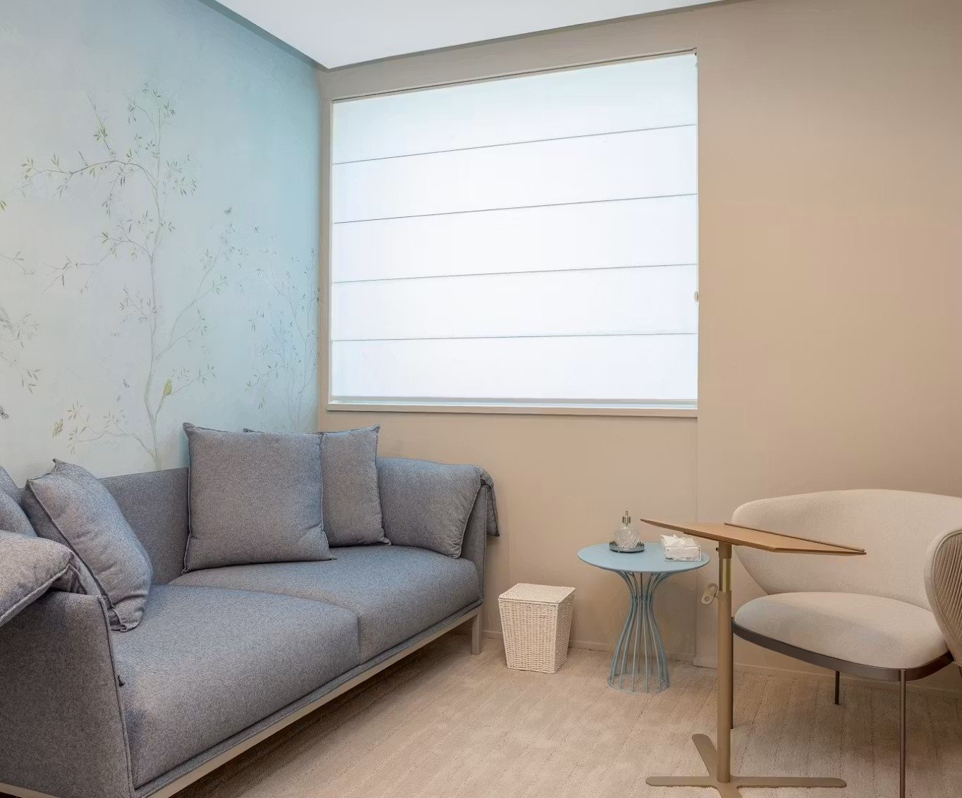 Sala de atendimento, com sofá confortável e ambiente acolhedor