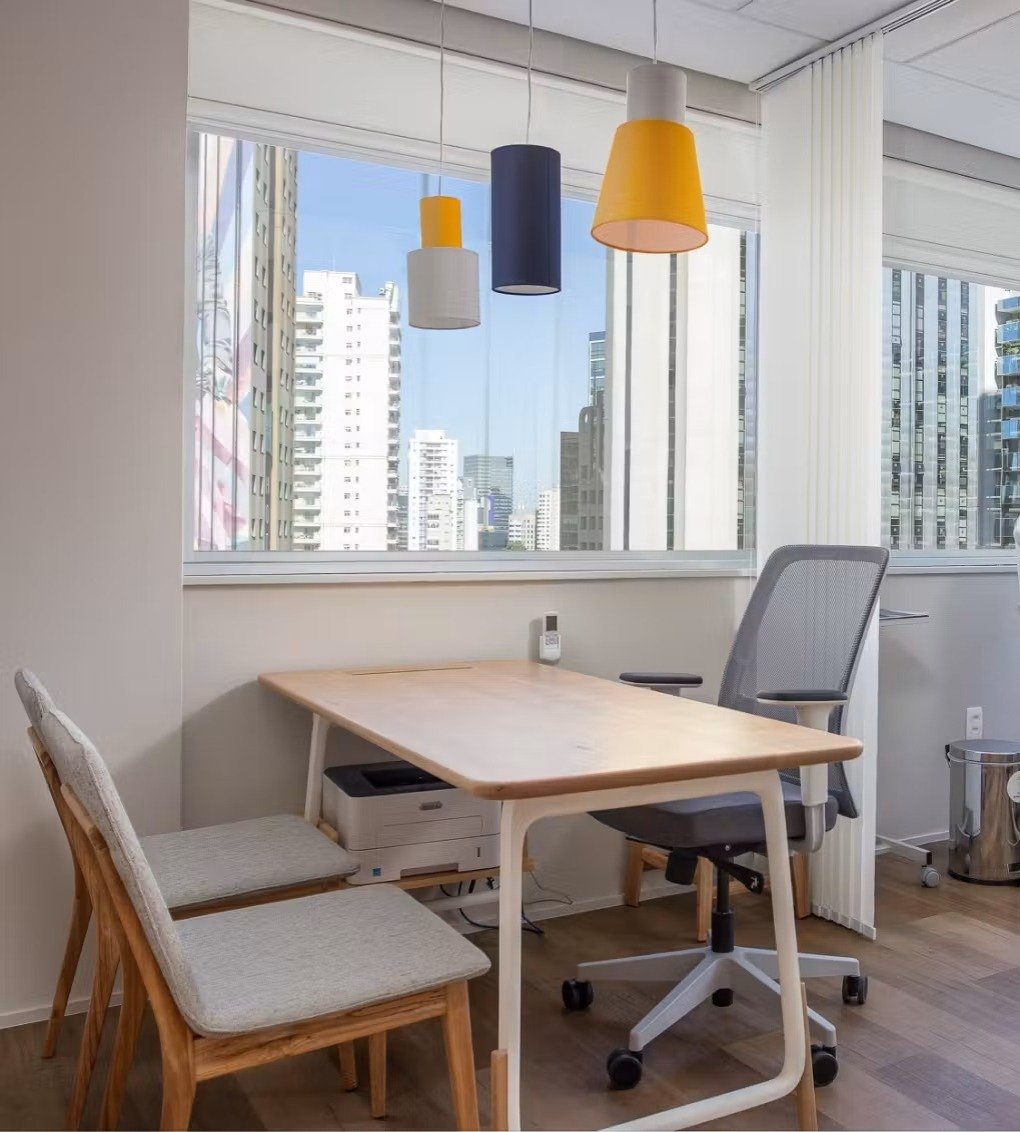 Sala com vista da cidade, ambiente profissional